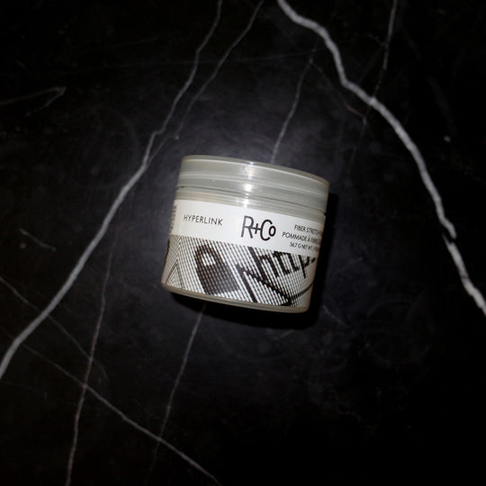 R+Co HYPERLINK Fiber Stretch Pomade 56,7 g | Pomade med tekstur