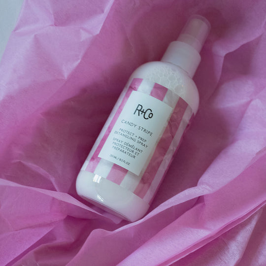 R+Co Candy Stripe Detangling Spray 251 ml | Leave-in og varmebeskyttelse